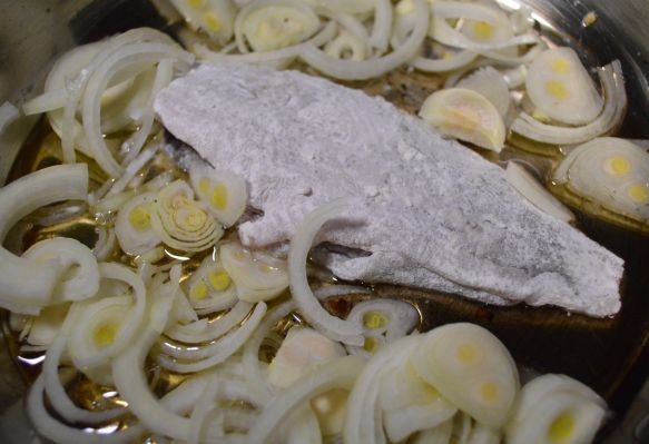 Камбала, жаренная на сковороде - фото шаг 6