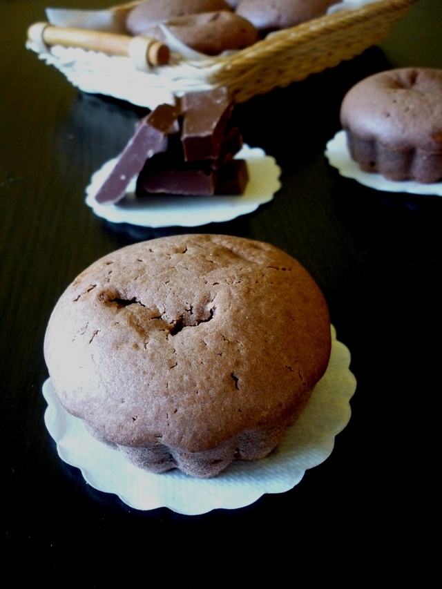 Фото к рецепту: Шоколадные кексы с творожными шариками