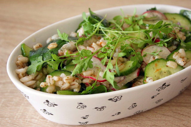 Фото к рецепту: Весенний салат с перловкой
