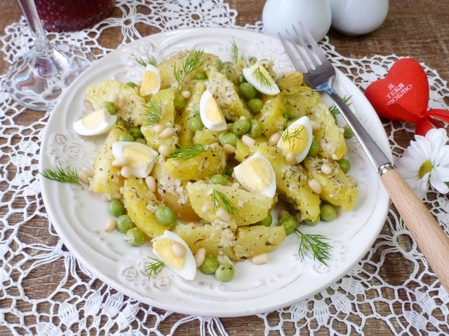 Фото к рецепту: Картофельный салат с кедровыми орешками и сырной заправкой