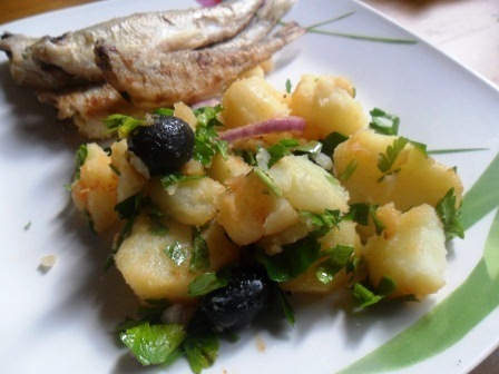 Фото к рецепту: Тёплый картофельный салат с красным луком и маслинамии