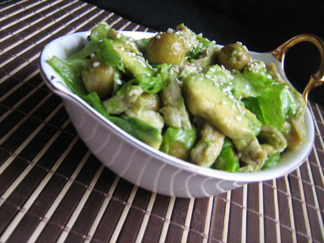 Фото к рецепту: Салат из курицы с авокадо и оливками.