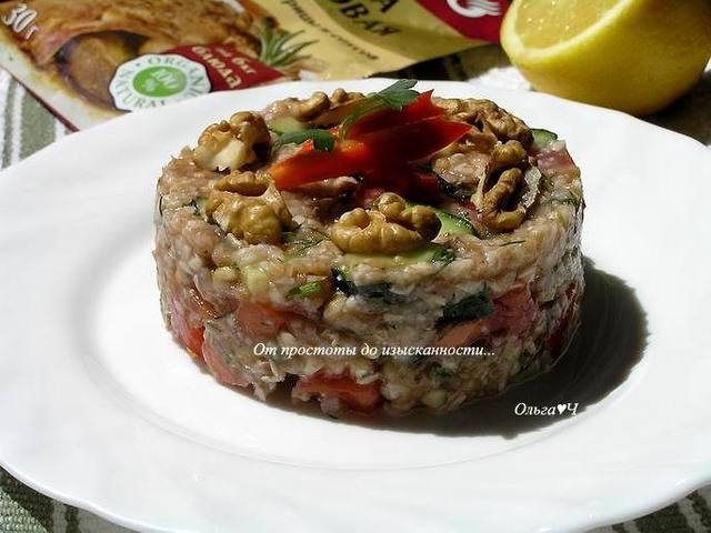 Фото к рецепту: Салат из зеленой гречки с овощами и ореховой заправкой