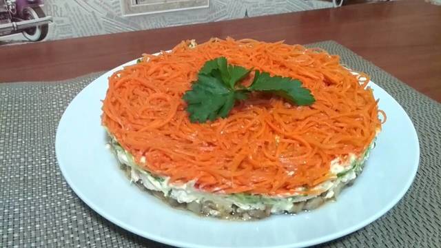 Фото к рецепту: Салат восторг с грибами и корейской морковью