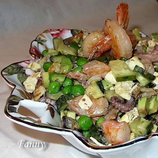 Фото к рецепту: Салат с морепродуктами