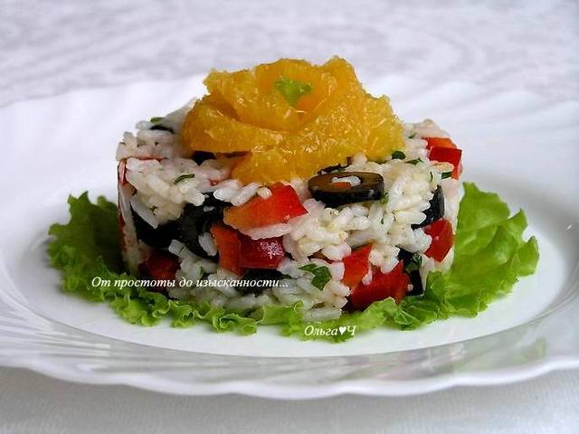 Фото к рецепту: Рисовый салат с маслинами, сладким перцем и апельсином