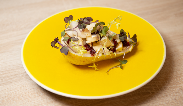 Фото к рецепту: Салат с сыром бри, грушами и сушёной клюквой
