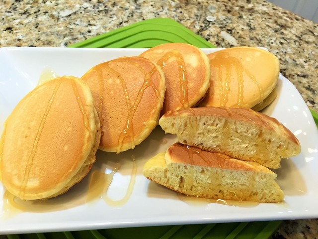 Фото к рецепту: Оладьи бисквитные на сухой сковороде.. пышные оладушки.