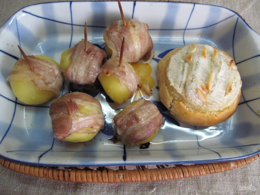 Камамбер в хлебном горшочке с картофелем - фото шаг 8