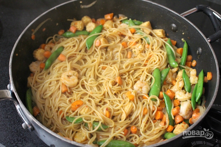Спагетти с креветками в соусе - фото шаг 3