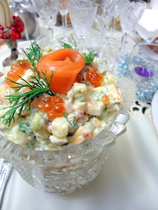 Фото к рецепту: Салат с красной рыбой и икрой. новый взгляд на оливье.