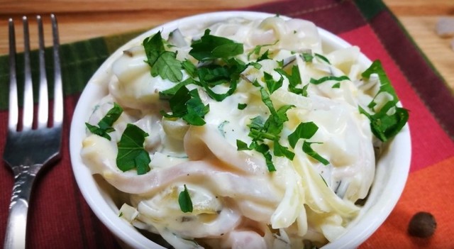 Фото к рецепту: Быстрый салат с кальмарами