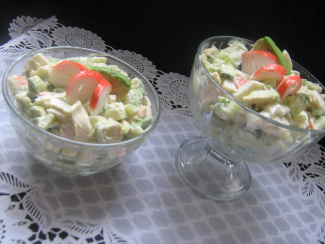 Фото к рецепту: Салат из копчёного кальмара с авокадо.(вариант)