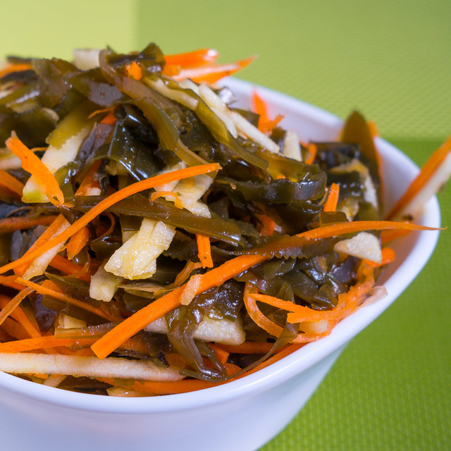 Фото к рецепту: Мега вкусный салат с морской капустой за 5 минут. заряд витаминов на целый день