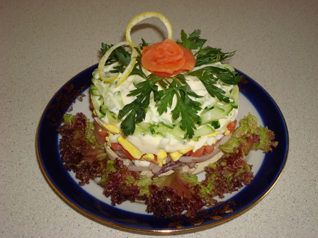 Фото к рецепту: Слоеный салат царь морской для любителей майонеза