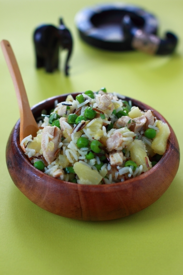 Фото к рецепту: Рисовый салат с курицей, ананасами, карри и имбирем
