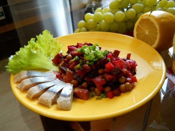 Фото к рецепту: Сочный винегрет с авокадо и селедочкой