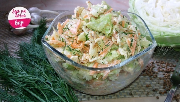 Фото к рецепту: Новый салат из молодой капусты с омлетом