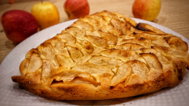 Фото к рецепту: Яблочный пирог за 10 минут + время на выпечку