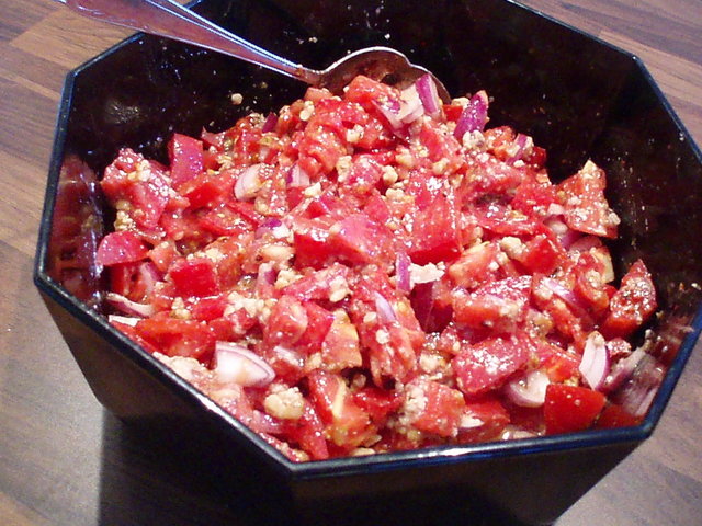 Фото к рецепту: Салат из помидор с орехами по-мужски