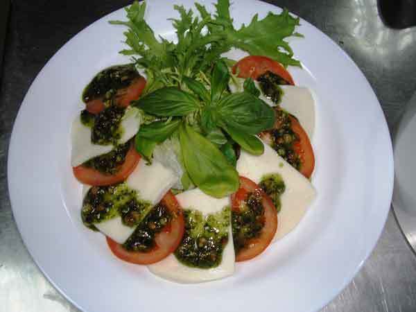 Фото к рецепту: Итальянский салат капрезе и соус песто