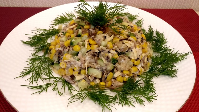 Фото к рецепту: Салат со шпротами на новый год! с кукурузой, огурцом, сухариками и сыром