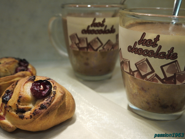Фото к рецепту: Горячий шоколад со сбрендившими вишнями (согревающий напиток в холодные зимние вечера)