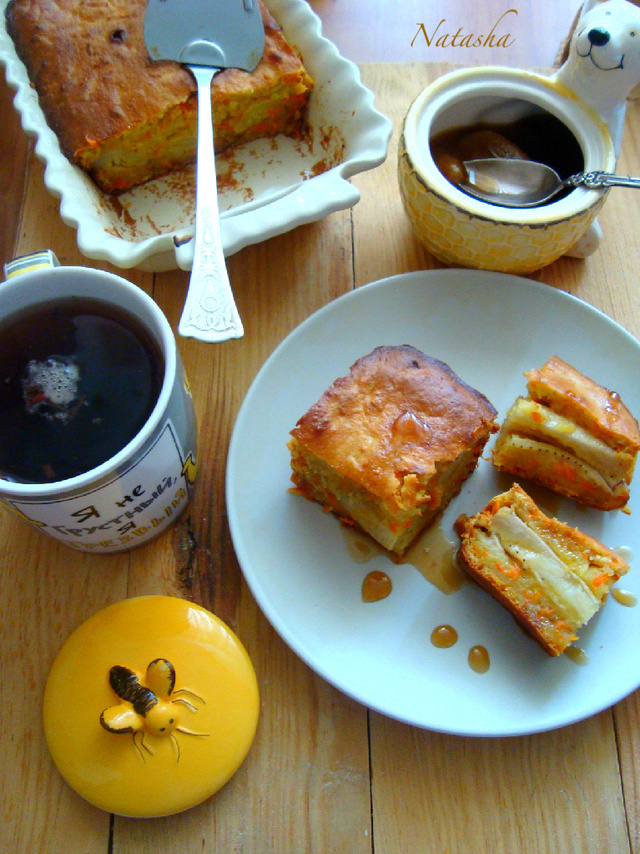 Фото к рецепту: Морковный пирог с бананом,творогом и мёдом