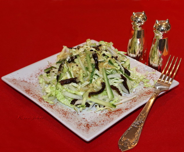 Фото к рецепту: Овощной салат с черносливом и ореховым соусом