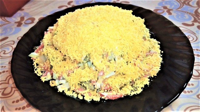 Фото к рецепту: Салат соломка сытный и яркий салат .