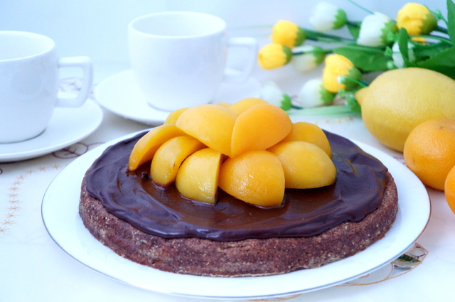Фото к рецепту: Шоколадный пирог с лимонным ганашем