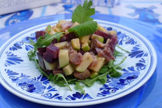 Фото к рецепту: Салат по-староголландски из сельди с яблоками