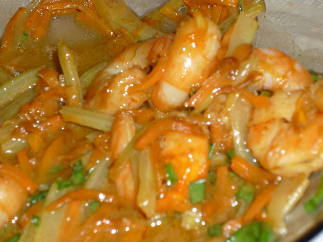 Фото к рецепту: Салат с креветками в пивной заправке