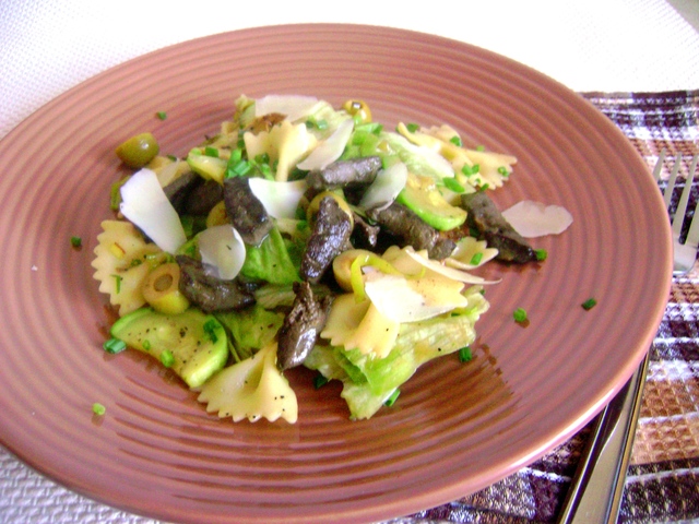 Фото к рецепту: Теплый салат с фарфалле , цукини и печенью.