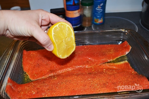 Красная рыба с морковью и луком - фото шаг 2