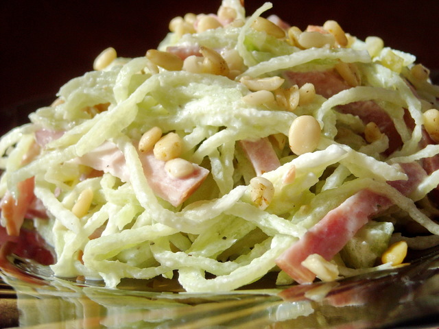 Фото к рецепту: Салат из редьки, соленых огурцов и ветчины с кедровыми орехами от константина ивлева