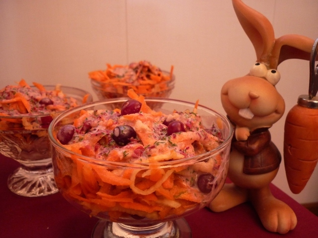 Фото к рецепту: Салат каротин или кроля ел, ест и будет есть морковку (фм)