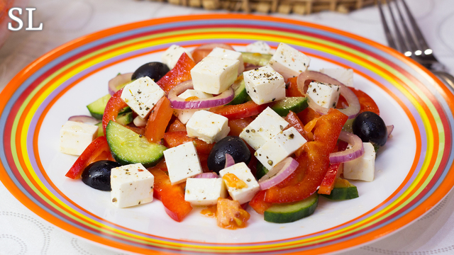 Фото к рецепту: Греческий салат по классическому рецепту! 