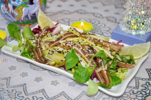 Фото к рецепту: Салат из свиных ушек