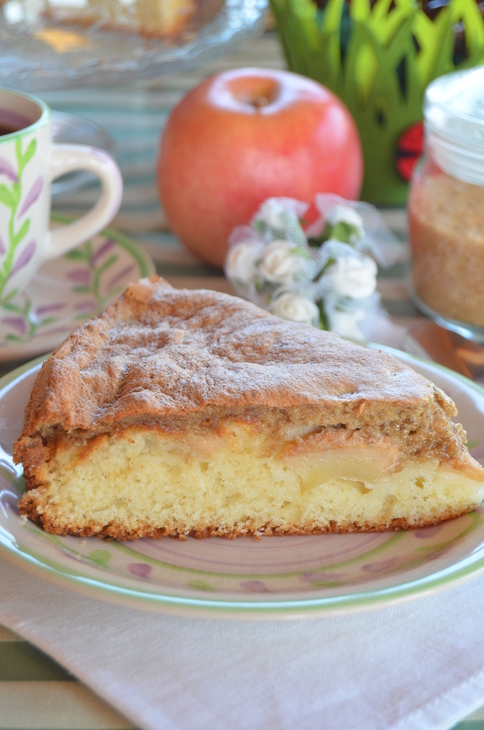 Бисквитный пирог с яблоками и халвой