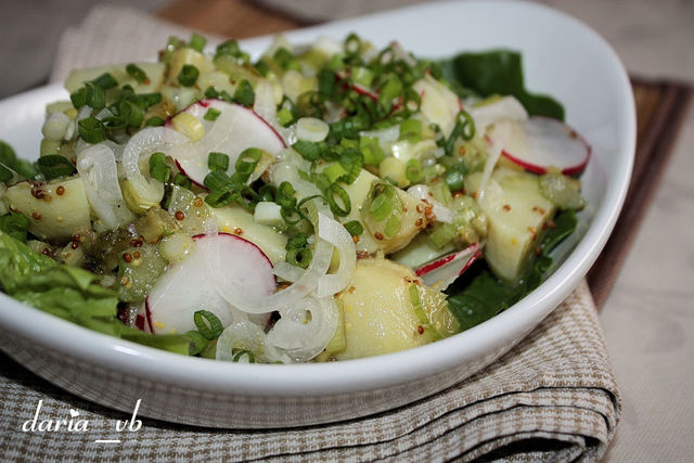 Фото к рецепту: Картофельный салат с маринованным луком