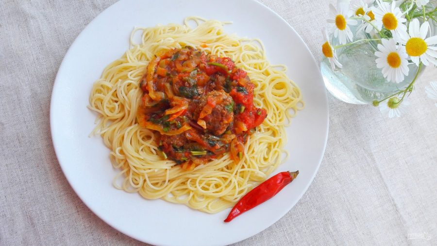 Спагетти с мясными фрикадельками в овощном соусе - фото шаг 5