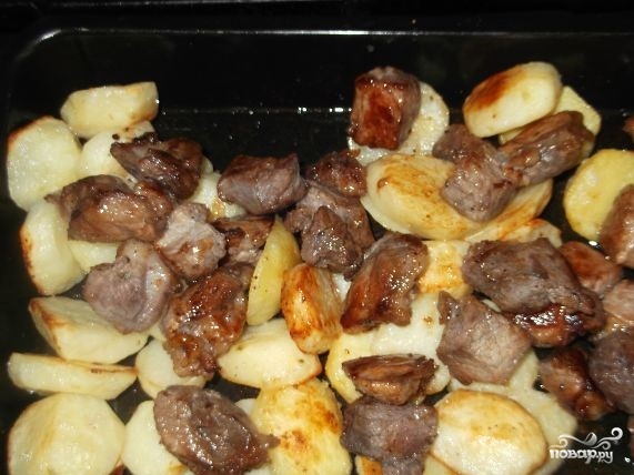 Картошка со свининой в духовке на противне - фото шаг 4