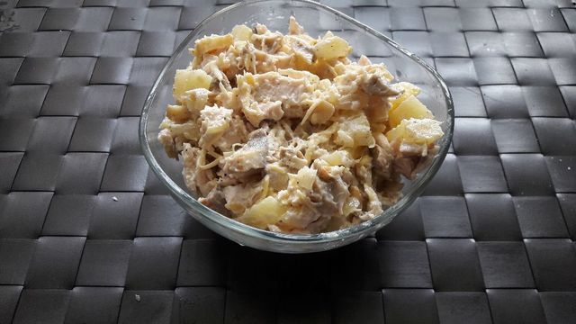 Фото к рецепту: Салат с курицей грибами и ананасом