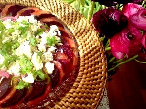 Фото к рецепту: Салат-карпаччо из печёной свёклы,брынзы и томатов