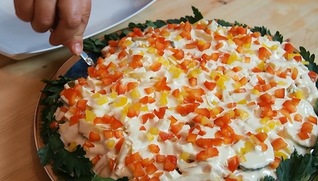 Фото к рецепту: Незабываемый салат с креветками на новый год + домашний майонез