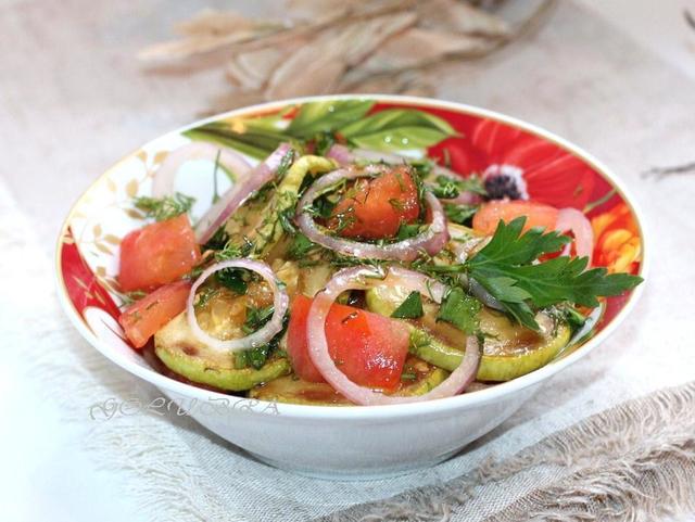 Фото к рецепту: Теплый салат из кабачка с помидорами