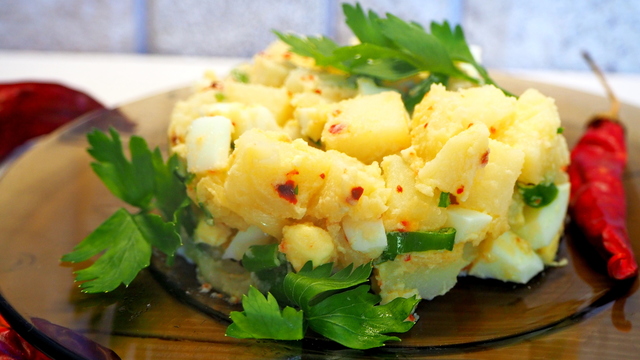 Фото к рецепту: Турецкий картофельный салат пататес салатасы