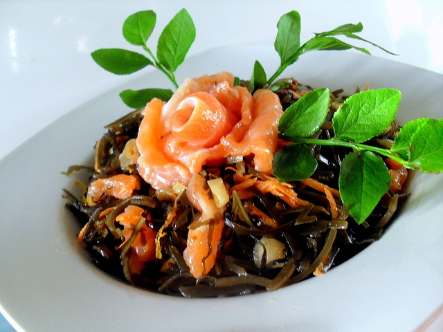 Фото к рецепту: Салат из морской капусты с красной рыбой