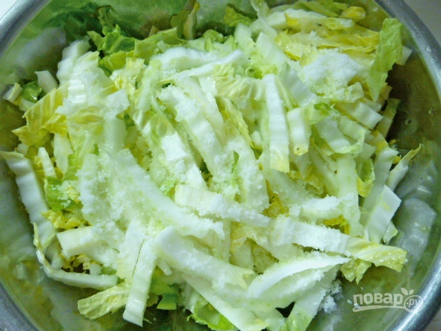 Салат из пекинской капусты с тунцом - фото шаг 2